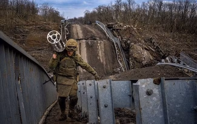 Trong khi đó, chỉ thị của Tổng thống Ukraine Zelensky cho Bakhmut không phải là rút lui mà là phản công ngay tại chỗ. Do đó, các công sự ban đầu được xây dựng dọc theo con đường phía tây nam Bakhmut đã bị bỏ dở giữa chừng. 
