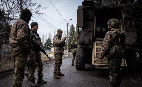 Hiện diễn biến tại Bakhmut vẫn hết sức ác liệt, nhưng “điều lạ” là quân chính quy Nga vẫn chưa tham chiến, mà chỉ làm nhiệm vụ hỗ trợ hỏa lực từ vòng ngoài. Quân Ukraine tăng viện hiện vẫn “án binh bất động”; tuy nhiên cả hai bên đều tích cực chuẩn bị cho một cuộc giao tranh tổng lực và chiến trường chính vẫn là Bakhmut.