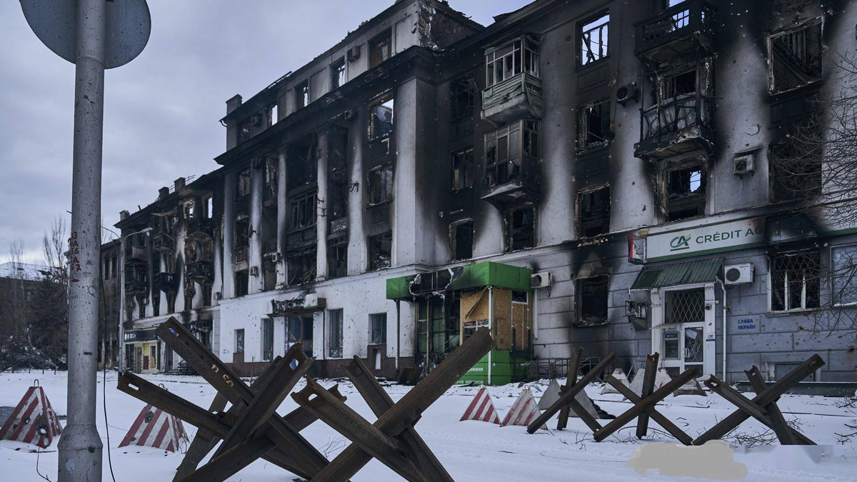 Hiện giao tranh giữa quân Ukraine phòng ngự tại đây và các mũi xung kích của lính đánh thuê Wagner hiện đang diễn ra ác liệt. Quân Wagner đang đẩy đẩy các đơn vị Ukraine ra khỏi khu vực này, nhằm giành quyền kiểm soát hoàn toàn khu vực trung tâm thành phố. 