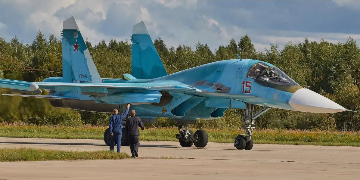 UCA cũng cho biết thêm: "Su-34M có tầm hoạt động lớn hơn, cho phép nó sử dụng các loại vũ khí phóng từ trên không tiên tiến, tăng phạm vi tấn công các mục tiêu trên bộ và trên biển; đồng thời tăng độ chính xác của các đợt ném bom”. Ảnh: Forces.