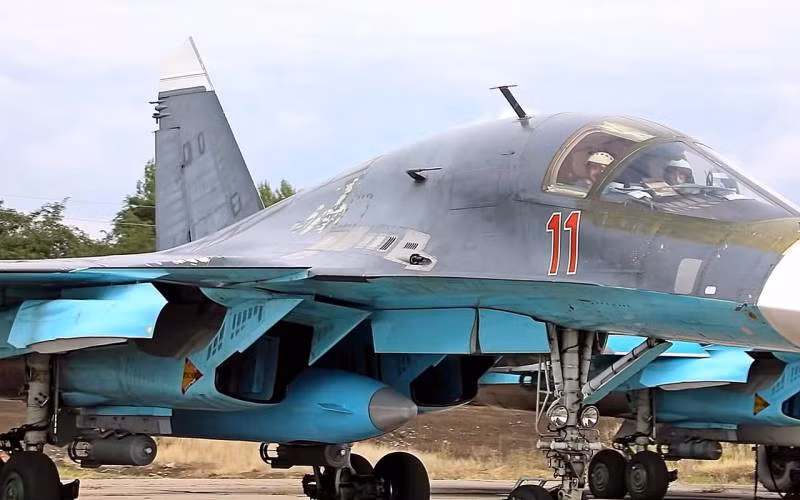 Tiêm kích bom Su-34 cũng được Không quân Nga mua với số lượng lớn hơn bất kỳ loại máy bay chiến đấu nào khác, với số lượng giao hàng ổn định ở mức 14 chiếc mỗi năm kể từ năm 2014; nhưng đã tăng lên kể từ năm 2022 do nhu cầu hoạt động ở Ukraine. Ảnh: Military. 