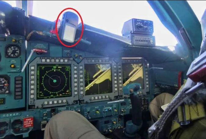 Ba cụm khí tài trinh sát mới bao gồm, cụm tìm kiếm điện tử UKR-RT, cụm camera UKR-OE và cụm UKR-RL tích hợp radar khẩu độ tổng hợp. Biến thể tác chiến điện tử Su-34 giống với J-16D của Trung Quốc hoặc E/A-18G của Mỹ, nhưng tích hợp cụm ECM L700 Tarantul làm vũ khí chính. Ảnh: Twitter. 