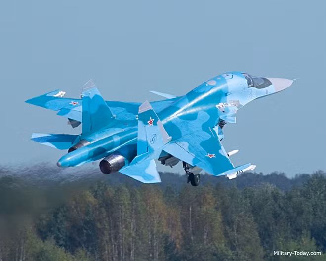 Đáng chú ý, những chiếc Su-34 được chuyển giao kể từ tháng 7/2022 đã được chế tạo theo tiêu chuẩn nâng cao với tên gọi biến thể Su-34M, và bên cạnh các máy bay chiến đấu cơ bản Su-34M, các biến thể chuyên dụng được chế tạo cho tác chiến điện tử hoặc trinh sát cũng đã được chuyển giao. Ảnh: Military.