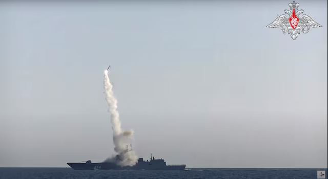 Như vậy hiện nay, Quân đội Nga đã có nhiều loại vũ khí tiến công tầm xa, thể hiện sự đa dạng và phong phú; nhưng điều quan trọng là Nga có đủ số lượng để có thể tổ chức tiến công với số lượng lớn, thời gian đủ kéo dài để Ukraine không thể chịu đựng được nữa hay không mà thôi? (Nguồn ảnh: Topwar, Bộ Quốc phòng Nga, Ukrinform, Reuters).