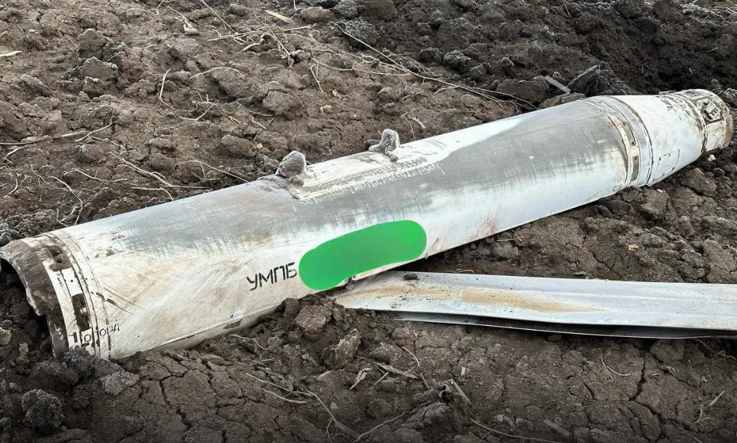 Một trong những vũ khí mà lực lượng không quân chiến thuật Nga sử dụng, ngoài bom cánh lượn có điều khiển, được cải tiến từ bom thường, thì bom lượn đường kính nhỏ, được trang bị thêm động cơ phản lực, giúp bom có tầm bay xa hơn loại bom sử dụng cánh lượn UMPK, cũng là vũ khí đáng chú ý.