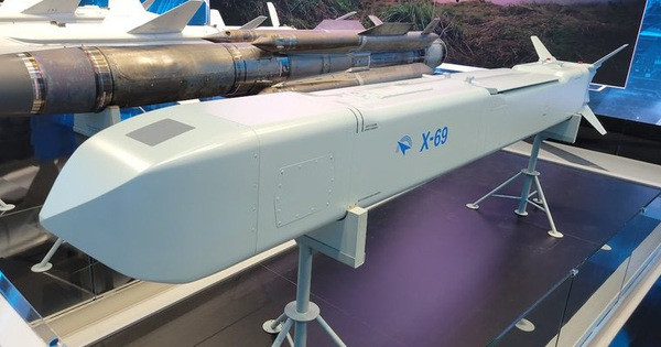 Để tiêu diệt các mục tiêu đặc biệt quan trọng như Nhà máy nhiệt điện Trypillya, Quân đội Nga sử dụng tên lửa hành trình phóng từ trên không Kh-69 (tiếng Nga X-69) mới nhất. Loại tên lửa này được trang bị các thiết bị dẫn đường và đo lường, do đó chúng có thể bay tới mục tiêu ở độ cao 20 mét. 