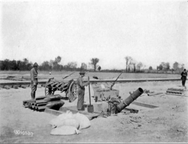 Tuy nhiên, những loại pháo hạng nặng như vậy thường nhắm vào các mục tiêu trọng điểm như vị trí súng máy, sở chỉ huy, trạm quan sát và đặc biệt là công sự kiên cố. Sau khi bắn, có thể tháo dỡ và khiêng vác bằng sức người; với trọng lượng như vậy, có thể sử dụng ở những chiến trường như đồi núi. 