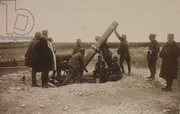 Sau này do các vị trí phòng ngự của quân Đức được xây dựng vững chắc hơn và do đó khó bị tiêu diệt hơn so với suy nghĩ ban đầu, nên một phiên bản Mortier de 240 mm có nòng dài hơn (bản LT) đã được chế tạo sau này, có thể bắn đạn cối lớn hơn.