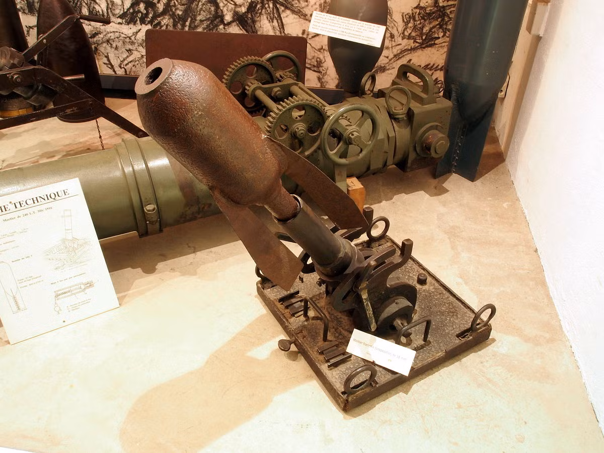 Quân đội Pháp sử dụng loại súng cối Mortier de 240 mm cho đến năm 1917, khi quân Đức bắt đầu thực hiện chiến thuật cơ động, dàn trải đội hình rộng hơn và do đó có ít mục tiêu hơn cho loại “siêu cối” này. 