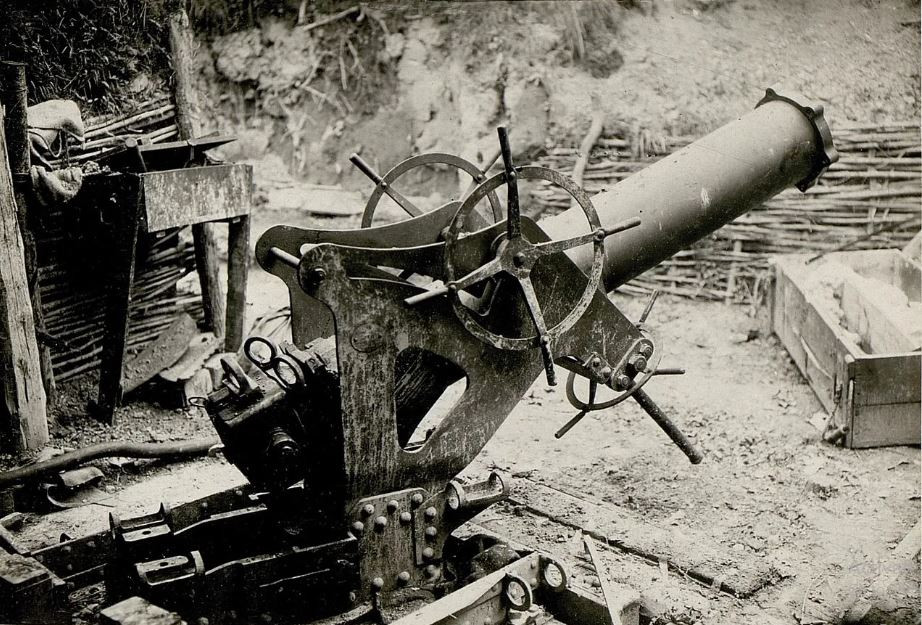 Súng cối Mortier de 240 mm tương đối “cồng kềnh”, tổng trọng lượng của súng là 866kg, trong đó riêng bàn đế gỗ nặng 344kg, tương đương với nhiều loại súng cối hạng nặng và sơn pháo thời bấy giờ. 