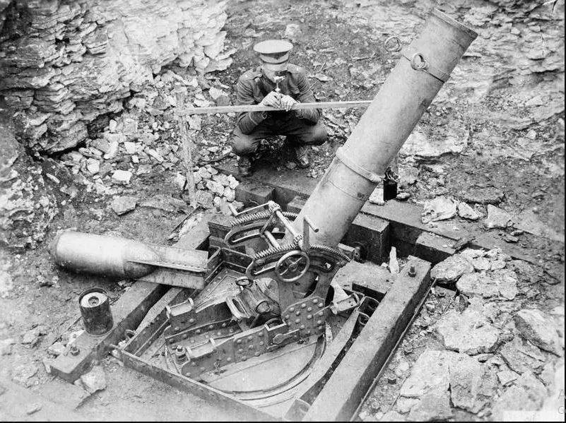 Khi bắt đầu Chiến tranh thế giới thứ nhất (1914-1918), công ty Batignolles của Pháp đã nghiên cứu phát triển loại súng cối có cỡ nòng siêu lớn so với lúc bấy giờ, nên tới 240 mm, có tên Mortier de 240 mm, để tiêu diệt các vị trí kiên cố của quân đội Đức.