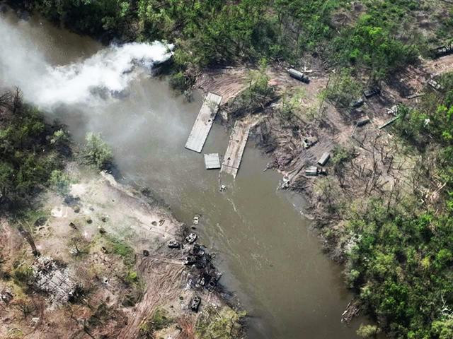 Ví dụ, một lệnh đã được ban xuống để bảo vệ cây cầu cuối cùng nối khu vực Severodonetsk và Lisichansk. Bất chấp thực tế là bản thân cây cầu đã bị phá hủy từ lâu, và Quân đội Nga có thể dễ dàng qua sông Bắc Donets, bằng cách lội qua sông, hoặc bằng các phương tiện xe phà công binh tự hành.