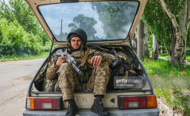 Đồng thời theo các chỉ huy chiến trường Ukraine, mệnh lệnh cấp trên của họ đưa ra hoàn toàn quan liêu, không bám sát thực tiễn chiến trường, đối với các đơn vị của Quân đội Ukraine, đang rút lui khỏi thành phố Severodonetsk.