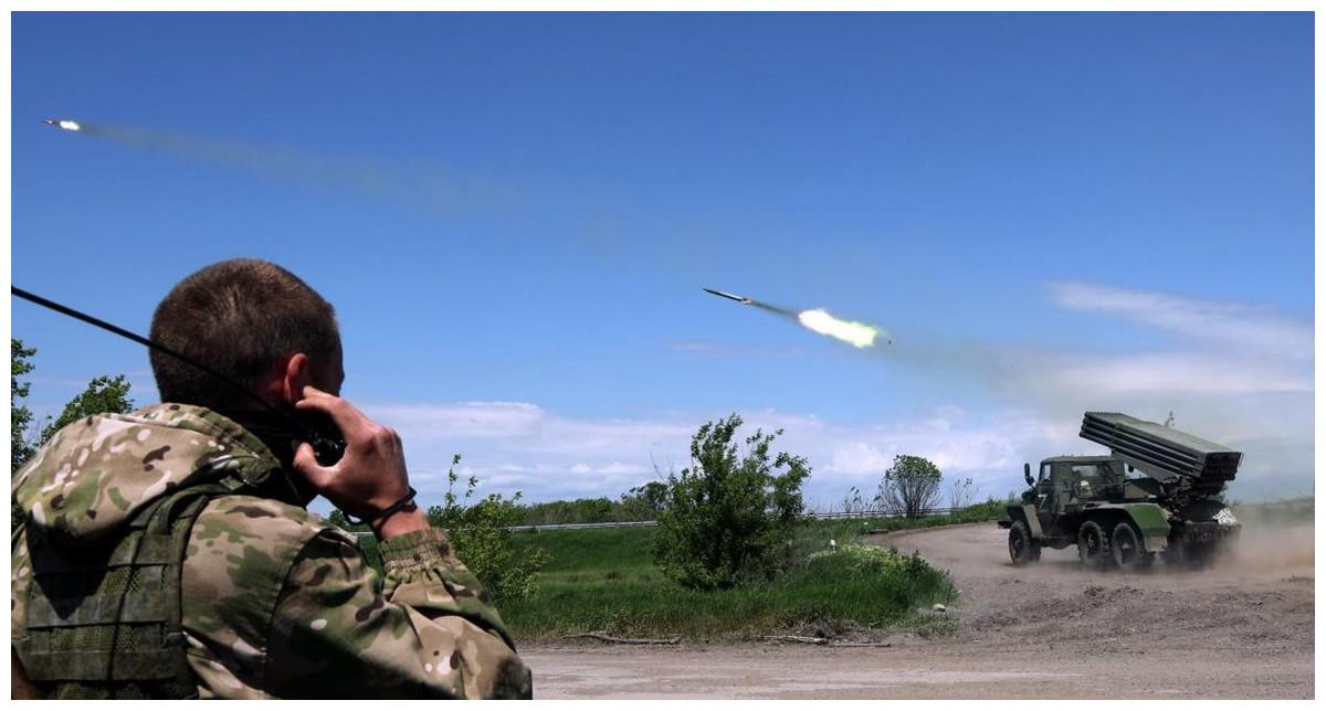 Trong khi đó, ngày càng có nhiều phương tiện truyền thông phương Tây bắt đầu chuyển tải đến độc giả, người xem và người nghe của họ, sự thật về tình hình Quân đội Ukraine đang bị quân Nga đánh bại ở khu vực Donbass.