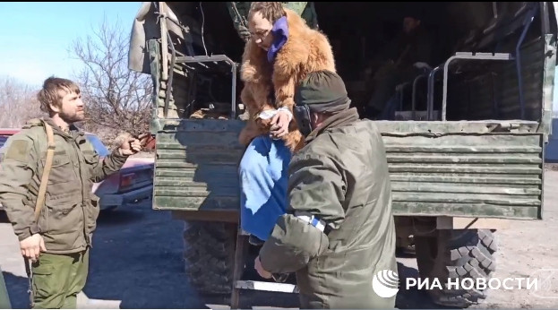 Trước đó, binh lính Ukraine cố gắng thoát ra ngoài, dưới vỏ bọc dân thường, nhưng phải đối mặt với sự kiểm soát của dân quân Donetsk; thậm chí có trường hợp quân nhân Ukraine đóng giả phụ nữ cũng bị dân quân phát hiện. Hiện nay, họ đã chuyển sang chiến thuật bí mật thoát ra, hoặc "đột phá" qua vòng vây.