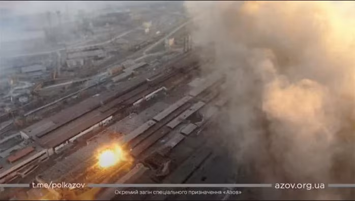 Theo thông tin, Quân đội Nga và lực lượng dân quân Donetsk tại thành phố cảng Mariupol đang thực hiện các hành động truy quét các ổ đề kháng còn sót lại, của Quân đội Ukraine và chiến binh của Tiểu đoàn Azov, đang cố thủ tại Nhà máy thép Azovstal.