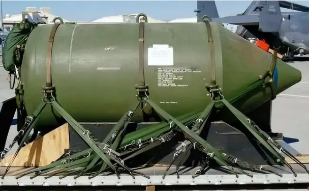 Ngoài pháo nhiệt áp, Quân đội Nga còn sử dụng bom nhiệt áp đặc biệt, để đối phó với công sự kiên cố; nguyên lý hoạt động cũng dựa theo pháo nhiệt áp, nhưng khả năng tàn phá lớn hơn nhiều lần. Dù là bom hay đạn pháo nhiệt áp, đều được coi là vũ khí sát thương chỉ đứng sau vũ khí hạt nhân.