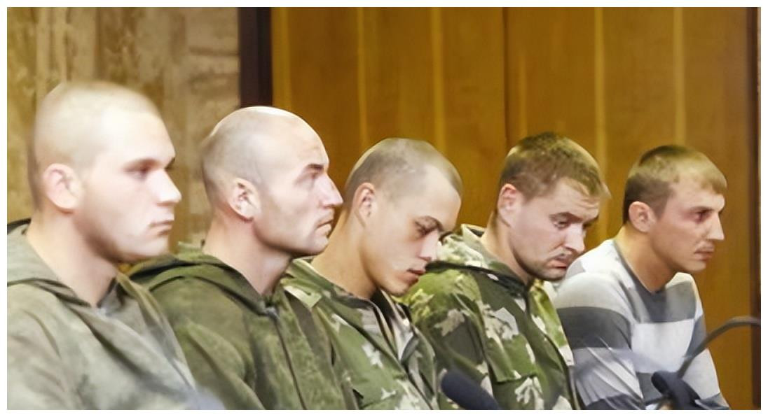 Một người lính Ukraine bị Quân đội Nga bắt từng nói: “Ngày nào tôi cũng mong các bạn đến và bắt tôi, vì tôi không thể trốn thoát, và tôi không muốn chiến đấu”; đây là hoàn cảnh khó khăn của nhiều binh lính mà Quân đội Ukraine phải đối mặt.