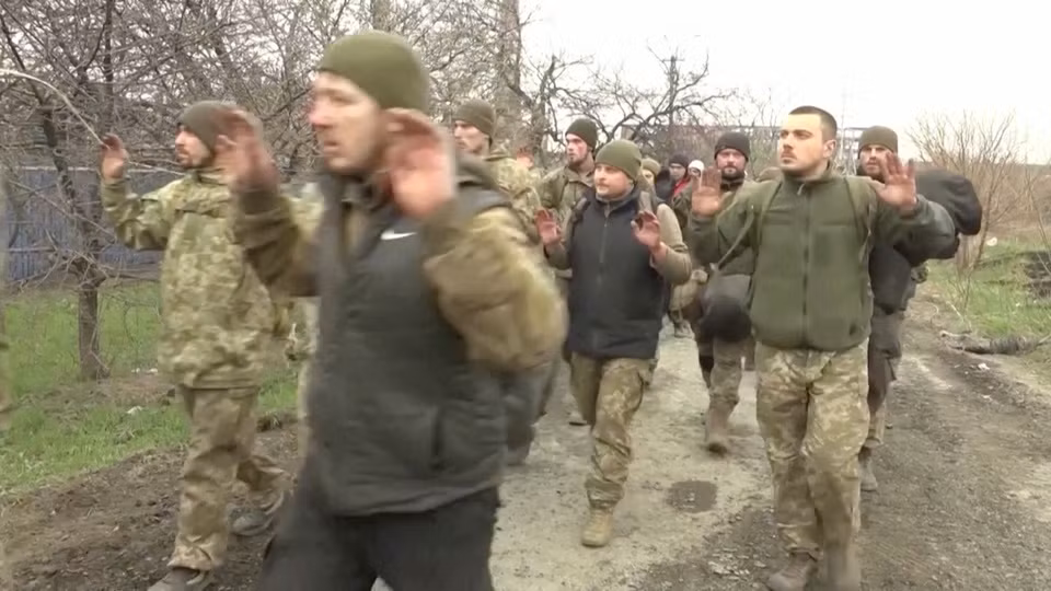 Nhiều binh lính Ukraine đang chiến đấu ở Donbass đã quay video nói rằng, họ đã bị bộ chỉ huy Ukraine bỏ rơi, không có vũ khí, đạn dược, không có hỏa lực pháo binh, không có yểm trợ không quân và không đủ hỗ trợ hậu cần; chính vì vậy họ chọn cách hạ vũ khí, đào ngũ hoặc đầu hàng.