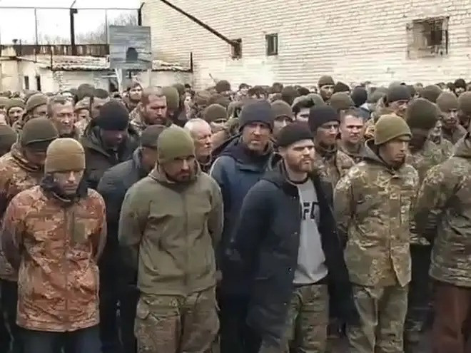 Khi đó Quân đội Ukraine không còn tinh thần, vũ khí và con người để chiến đấu. Họ đã hỏi phía Kyiv nhiều lần khi nào họ có thể được giải cứu, hoặc liệu họ có thể thoát ra khỏi vòng vây; và nếu không thể, họ có thể đầu hàng? Tuy nhiên, Kiev đã từ chối yêu cầu của lực lượng phòng thủ tại đây và yêu cầu họ tiếp tục kháng cự.