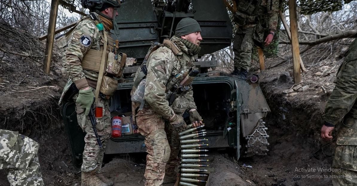 Qua trinh sát nắm địch, chỉ huy Quân đội Nga phát hiện có ít nhất 9 xe bọc thép và 5 xe chiến đấu bộ binh, 1 pháo tự hành 2S1 Gvozdika và 11 phương tiện cơ giới khác nhau, cùng với hơn 100 binh sĩ Ukraine đang trú quân tại khu rừng này. 