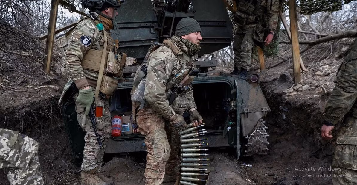 Qua trinh sát nắm địch, chỉ huy Quân đội Nga phát hiện có ít nhất 9 xe bọc thép và 5 xe chiến đấu bộ binh, 1 pháo tự hành 2S1 Gvozdika và 11 phương tiện cơ giới khác nhau, cùng với hơn 100 binh sĩ Ukraine đang trú quân tại khu rừng này. 