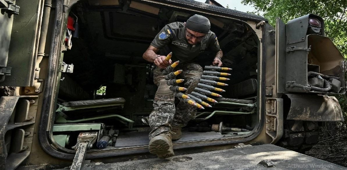 Theo đoạn video clip được phóng viên chiến trường nga công bố trên trang web Topwar ngày 6/11, Quân đội Nga đã tiêu diệt thêm một nhóm thiết giáp Ukraine khác đang tập trung tại tỉnh Sumy. Đoạn video cho thấy, UAV trinh sát của Nga đã phát hiện điểm tập kết của Lữ đoàn thủy quân lục chiến số 36 của Ukraine trong khu rừng gần làng Sumeyi Volzhanskoye.