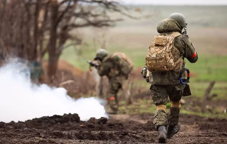 Đối với việc lập “vùng đệm an ninh” trên lãnh thổ Ukraine, Quân đội Nga (RFAF) đang đạt được những tiến triển đáng chú ý, khi phá vỡ sự kháng cự của AFU ở làng Loknya. Trước đó, để ngăn chặn bước tiến của quân Nga tại Loknya, AFU đã tung xe tăng mới của Lữ đoàn xe tăng số 1 vào chiến đấu và ngay lập tức phải chịu tổn thất nghiêm trọng.