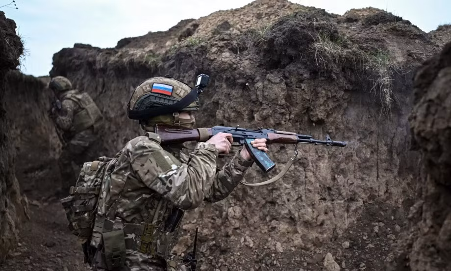 Có những thông tin mới về hành động của quân Nga ở tỉnh Sumy. Trang Military Review cho biết, quân Nga đã tiến vào Sumy từ đầu cầu Oleshnya của tỉnh Kursk, ngôi làng mới được tái chiếm trước đó không lâu. Mũi tiến công này giúp Cụm quân phía Bắc tiến tới phía nam đường cao tốc N07, chạy từ biên giới đến thị trấn Yunakivka và xa hơn nữa là tới thành phố Sumy.