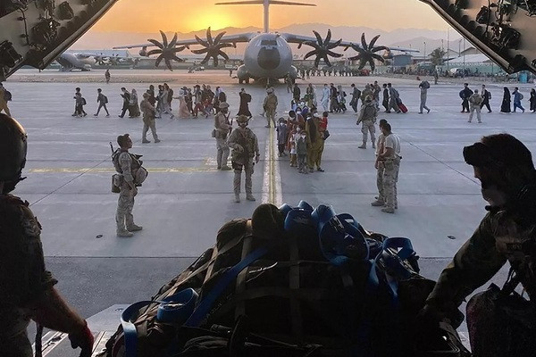 Theo thông tin đầu tiên được biết, hiện tại việc đưa những công dân Mỹ, đã có quyết định rời Ukraine, được thực hiện bằng máy bay dân sự của các hãng hàng không dân sự. Nếu trong tình hình gấp rút, việc sơ tán sẽ được tiến hành bằng máy bay vận tải quân sự.