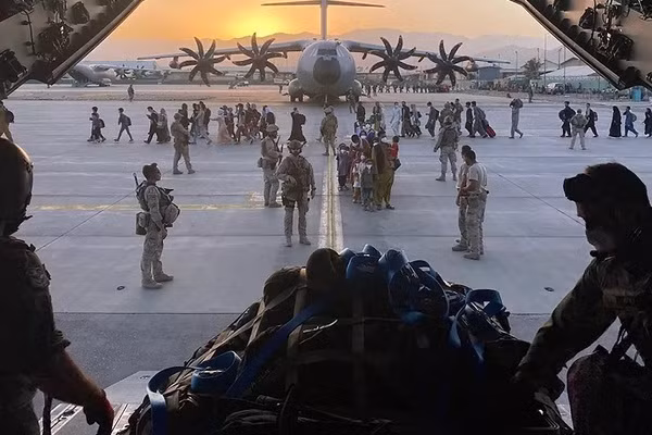 Theo thông tin đầu tiên được biết, hiện tại việc đưa những công dân Mỹ, đã có quyết định rời Ukraine, được thực hiện bằng máy bay dân sự của các hãng hàng không dân sự. Nếu trong tình hình gấp rút, việc sơ tán sẽ được tiến hành bằng máy bay vận tải quân sự.