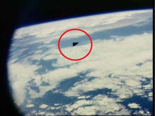 Cơ quan An ninh Quốc gia (NSA), CIA và Không quân Mỹ (USAF) đã cố tình tạo ra một sự mơ hồ nhất định về tên của những chiếc máy bay này, ban đầu họ đã tạo ra TR-3, sau đó nó được sửa đổi với phiên bản TR-3A, TR3-B. Một số phiên bản được thiết kế để có phi hành đoàn con người, một số khác được thiết kế để hoạt động không người lái.