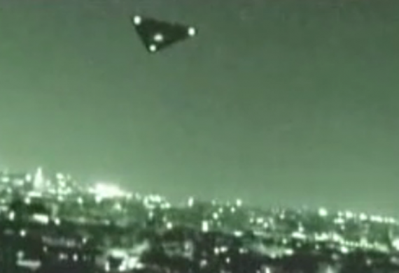 Trong những năm gần đây, vô số người báo cáo đã nhìn thấy các vật thể bay có hình dạng kỳ lạ (bao gồm cả hình tam giác) và quỹ đạo bay phức tạp. Nhiều người cho rằng đó là sự tồn tại của UFO, nhưng cũng có nguồn tin khẳng định rằng đó là những vũ khí bí mật của quân đội Mỹ.