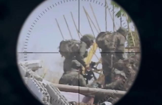 Nếu điều này là bất ngờ, thì điều đáng kinh ngạc hơn nữa là các sĩ quan Israel có mặt tại trận địa đã hoàn toàn choáng váng và đứng đó “ngơ ngác”, kết quả là họ đã bị các tay súng bắn tỉa của Hamas tiêu diệt tiếp.