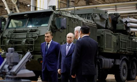 Bất chấp các biện pháp kiểm soát xuất khẩu nghiêm ngặt, vẫn có khả năng những hàng hóa “nhạy cảm” này có thể lọt vào tay đối thủ ngoài ý muốn, thông qua nhiều kênh khác nhau, chẳng hạn như các nước bên thứ ba hoặc thị trường ngầm. Đối với thiết bị quân sự, chuỗi cung ứng toàn cầu về các bộ phận và linh kiện của nó khiến việc giám sát càng trở nên khó khăn hơn. 