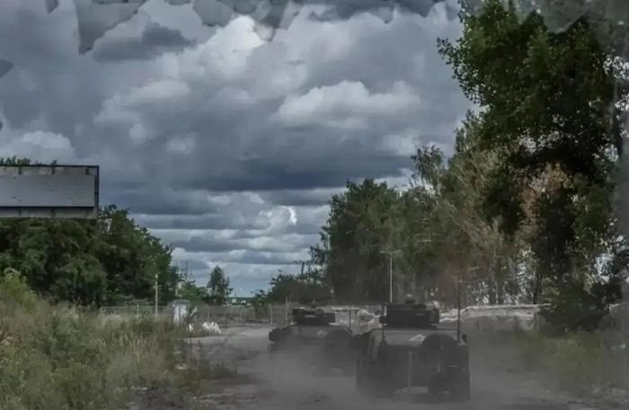 Mục thời sự quốc tế trong những ngày qua tràn ngập tin tức về cuộc tấn công của Ukraine vào lãnh thổ Nga, với đủ loại thông tin trái ngược. Những người không biết đều cho rằng, quân Ukraine đã thực sự biến thành một đội quân "siêu nhân", với sức mạnh tiến công như chẻ tre.