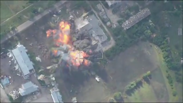 Điều quan trọng là giá bom lượn tương đối thấp, trong khi giá của tên lửa phòng không tiên tiến đắt hơn nhiều. Ngoài ra, bom dẫn đường còn nổi tiếng về độ chính xác và độ tin cậy, nên đã trở thành một trong những vũ khí được quân đội nhiều quốc gia lựa chọn.