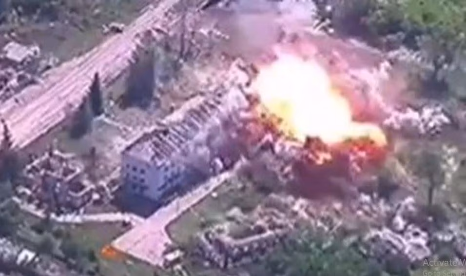 Bom FAB-3000 được trang bị hơn một tấn chất nổ mạnh và khả năng phá hủy mục tiêu mặt đất của nó là rất lớn. Một quả bom có thể phá hủy hoàn toàn hai hoặc ba tòa nhà. 