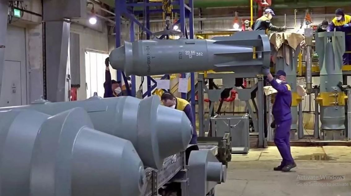 Nhà báo Ngụy Đông Húc phân tích thêm và chỉ ra rằng, nếu Nga sản xuất và thả bom nổ mạnh với số lượng lớn, thì hệ thống phòng không của Quân đội Ukraine sẽ bị quá tải. 