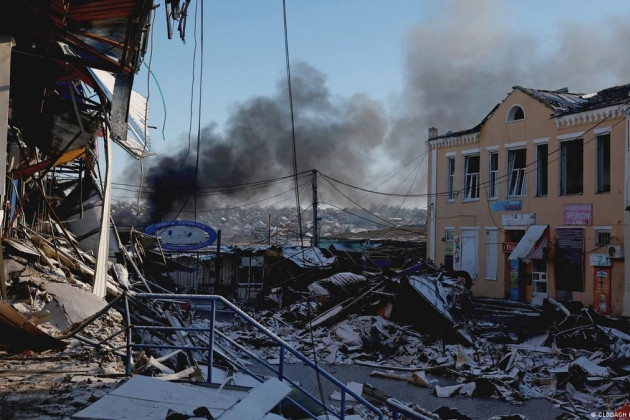 Ở phía nam và tây nam, các tuyến phòng thủ của Quân đội Ukraine cũng lần lượt bị chọc thủng, điều này cực kỳ bất lợi cho họ. Quân đội Ukraine dù cũng phải ra sức chống cự, nhưng họ vẫn chịu thương vong nặng nề khi nhiều đường tiếp tế bị cắt đứt.