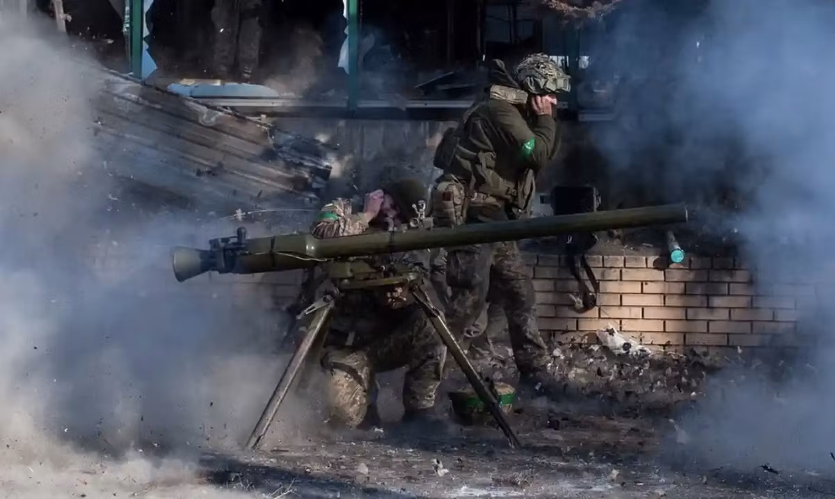 Theo Tướng Alexander Syrsky, Tư lệnh lục quân Ukraine, tình hình ở Bakhmut hiện vẫn rất khó khăn đối với quân đội Ukraine. Theo ông, quân Nga vẫn tiếp tục tiến lên, mặc dù họ bị tổn thất. Hiện phía Ukraine đang tích cực xây dựng và củng cố trận địa phòng ngự, những vũ khí hỏa lực đang được bổ sung. 