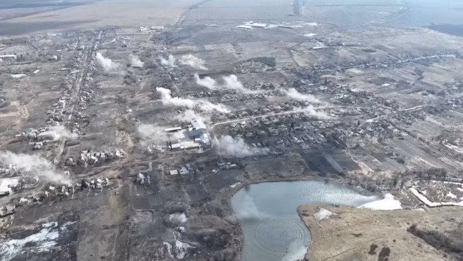 Đồng thời, quân đội Nga đã chia toàn bộ khu đô thị Bahmut thành nhiều ô nhỏ, mỗi lần tập trung hỏa lực và binh lực tấn công vào một ô nhỏ. Hiện lính đánh thuê Nga vẫn còn cách tòa thị chính thành phố 500 mét và súng máy của lính đánh thuê đã có thể bắn thẳng vào tòa Thị chính. 