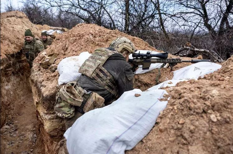 Trước đó không lâu, Tướng Syrsky đã thông báo về khả năng sắp xảy ra một cuộc phản công của Quân đội Ukraine ở khu vực Bakhmut. Ông nhấn mạnh rằng, hiện ở chiến trường Bakhmut chủ yếu là lính đánh thuê của Nga tham chiến và lực lượng này đang có dấu hiệu “hụt hơi” trong cuộc chiến tàn khốc tại đây. 