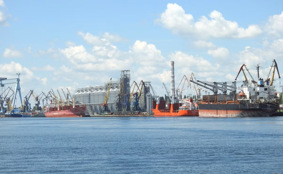 Động thái này không chỉ chặn đứng hoạt động xuất khẩu hàng hóa số lượng lớn của Ukraine như quặng sắt và ngũ cốc (năm 2024, Ukraine đã xuất khẩu 33,7 triệu tấn quặng sắt qua tuyến đường thủy của nước này, chiếm 70% công suất sản xuất của ngành luyện kim), mà còn khiến huyết mạch kinh tế của Ukraine, bị đe dọa trước hỏa lực quân sự của Nga.