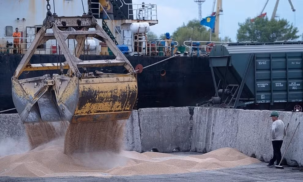 Moscow đã gắn chặt lệnh phong tỏa với các trò chơi địa chính trị. Trong thỏa thuận ngừng bắn ở Biển Đen đạt được vào tháng 3/2025, Nga đã sử dụng "mở cửa cảng" làm con bài mặc cả, yêu cầu phương Tây dỡ bỏ lệnh trừng phạt đối với các nhà xuất khẩu nông sản của Nga và loại Mỹ khỏi khuôn khổ đàm phán.