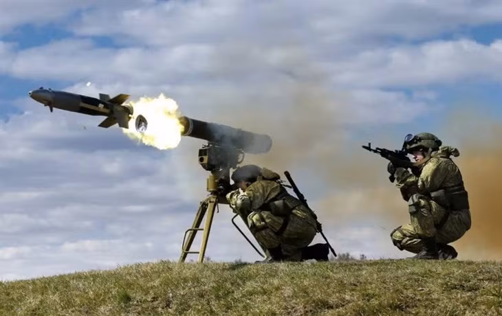 Khi quân đội Ukraine còn đang khoe tên lửa Javelin với tầm bắn chỉ vài trăm mét và vô số súng phóng rocket Âu Mỹ, thì quân đội Nga, đặc biệt là lực lượng Vệ binh Chechnya đã hạn chế việc sử dụng súng phóng rocket chứ không phải là họ không có loại súng này. Thay vào đó là họ sử dụng tên lửa chống tăng có điều khiển với độ chính xác và tầm bắn xa hơn.