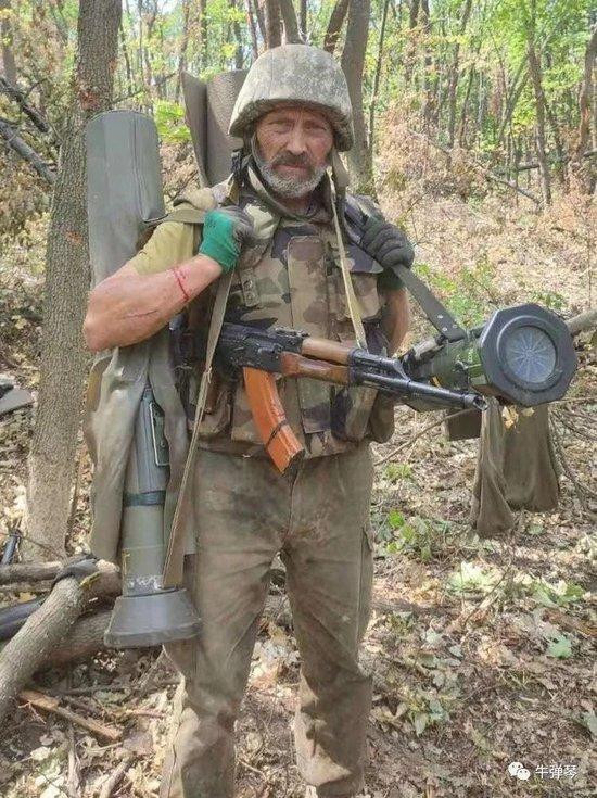 Trong khi quân Ukraine vẫn đang cầm cự thì quân Nga đã tổ chức bao vây và quân Ukraine phải lùi về Kurakhivka. Mặc dù quân Ukraine cố gắng đột phá nhưng không thành công. Quân tiếp viện không đến và hệ thống chỉ huy bị tê liệt, khiến quân phòng thủ Ukraine tuyệt vọng nhận ra rằng, tình hình đã kết thúc và bắt đầu rút lui. 