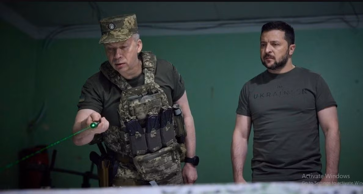 Tổng thống Ukraine Zelensky và bộ tham mưu của ông không bao giờ ngờ rằng, tình hình trên chiến trường lại thay đổi nhanh chóng và khó lường đến vậy. Chỉ hai tháng trước, Quân đội Ukraine đã tiến vào Nga với tinh thần cao độ, chiếm thành công một phần lãnh thổ Nga, bắt giữ tù binh Nga và thực hiện các cuộc tấn công hiệu quả vào các căn cứ hậu cần chiến lược của Quân đội Nga.