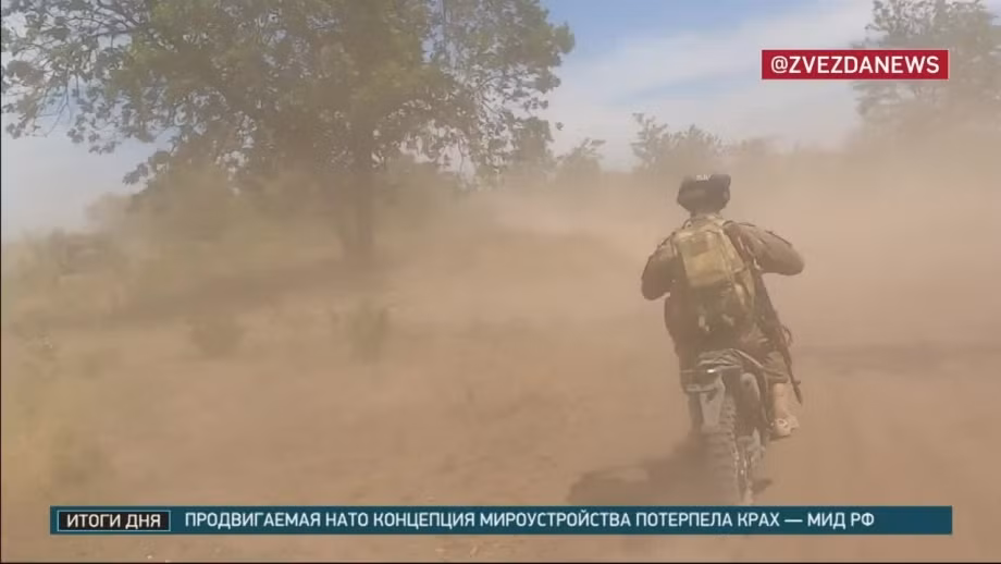 Lính Ukraine ẩn náu trong hầm sâu dưới lòng đất cũng không thể an toàn, sau khi quân Nga hoàn tất hỏa lực dọn đường. Các đội tử thần của Quân đội Nga đi mô tô, mang những lượng thuốc nổ lớn lao về phía các công sự của Quân đội Ukraine, ném những gói thuốc nổ lớn nặng từ 20 đến 30 kg, để hoàn tất đòn chí mạng cuối cùng vào Quân đội Ukraine.