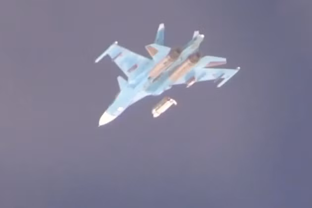 Nga sử dụng máy bay chiến đấu Su-34 thường xuyên thả bom. Khác với chiến trường ở Donbass, ở Kursk, Quân đội Ukraine gần như không có công sự bê tông kiên cố để ẩn náu. Một lượng lớn bom nhiệt áp 500 kg, có nhiệt độ 3.000 độ đã nã vào quân Ukraine, khiến họ gần như không có cơ hội chạy thoát.